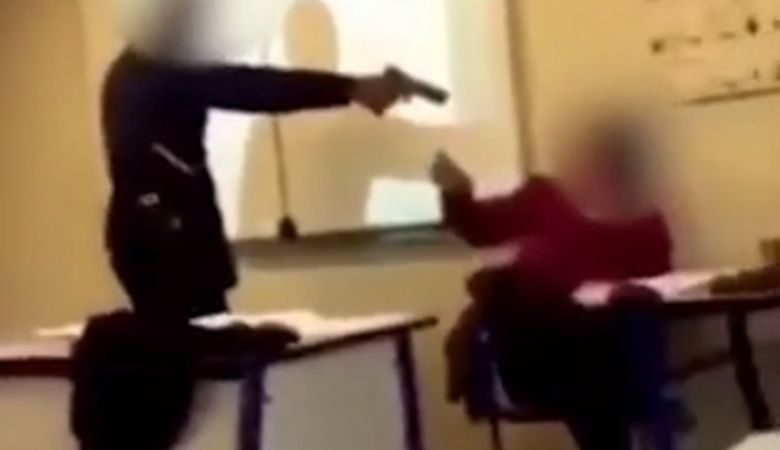 Μαθητής απείλησε με όπλο καθηγήτριά του