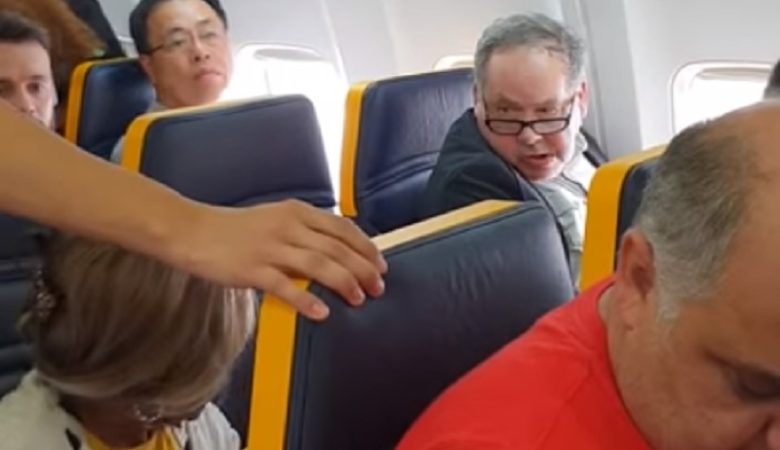 Ρατσιστική επίθεση εν πτήσει κατέγραψε σε βίντεο επιβάτης αεροπλάνου