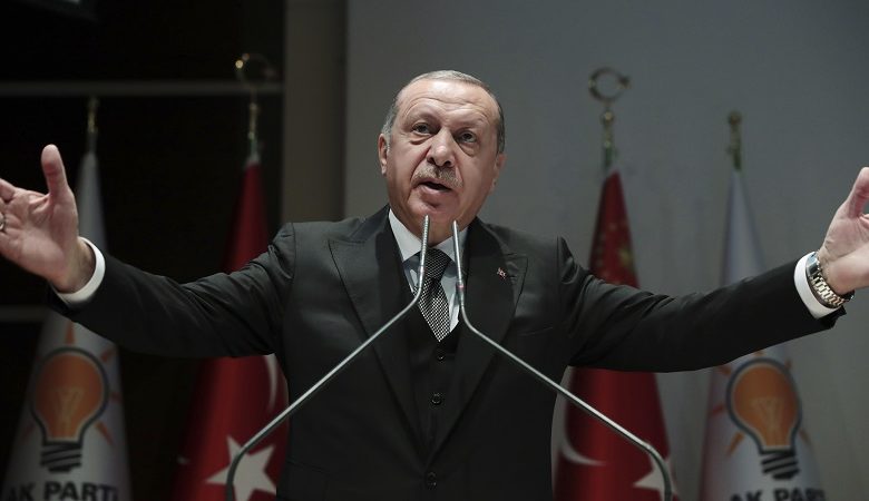 Ερντογάν: Θα καθυστερήσουμε λίγο την επιχείρηση ανατολικά του Ευφράτη