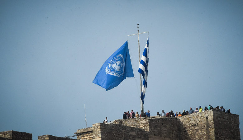 Έπαρση της σημαίας του ΟΗΕ στον Ιερό Βράχο της Ακρόπολης