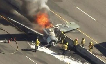 Αεροσκάφος συνετρίβη σε αυτοκινητόδρομο και τυλίχτηκε στις φλόγες