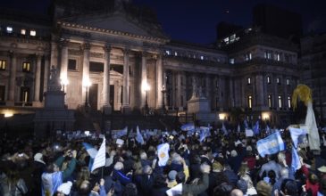 Πλαστικές σφαίρες κατά διαδηλωτών για τη λιτότητα στην Αργεντινή