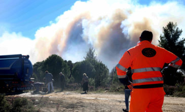 Ανεξέλεγκτη η φωτιά στη Σιθωνία – Σε κατάσταση έκτακτης ανάγκης η Σάρτη