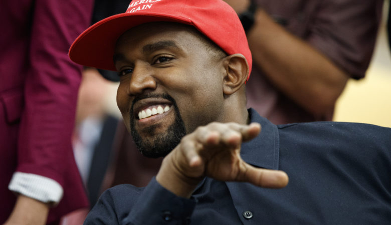 O Kanye West δώρισε 2 εκατ. δολάρια στις οικογένειες των Φλόιντ, Άρμπερι και Τέιλορ
