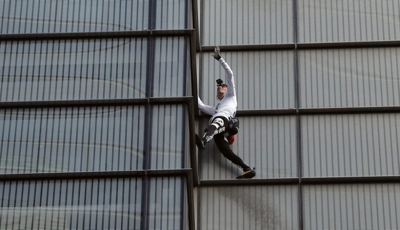 Ο Γάλλος «Spiderman» σκαρφάλωσε σε ουρανοξύστη του Λονδίνου