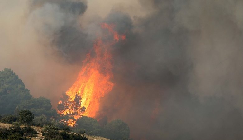 Ελαφρώς καλύτερη η εικόνα της πυρκαγιάς στη Σάρτη – Ελπίδες πως θα τεθεί υπό μερικό έλεγχο