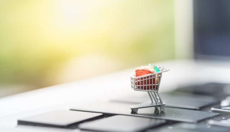 Μοιρασμένη η εμπορική κίνηση σε e-shop και φυσικά καταστήματα μετά την πανδημία