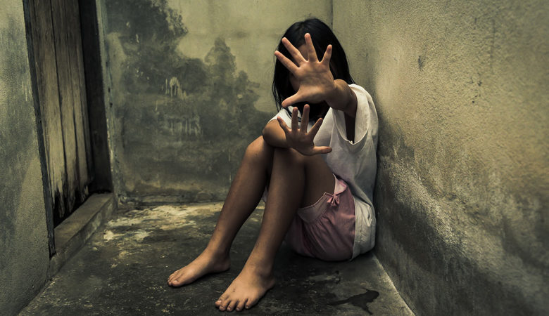 Βιασμός 12χρονης: Ξέσπασε σε κλάματα το παιδί στην προσπάθεια αναγνώρισης όσων το κακοποίησαν σεξουαλικά