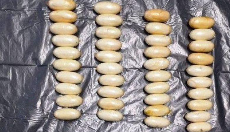 Έφτασε στην Ελλάδα με 87 συσκευασίες κοκαΐνης στο στομάχι του