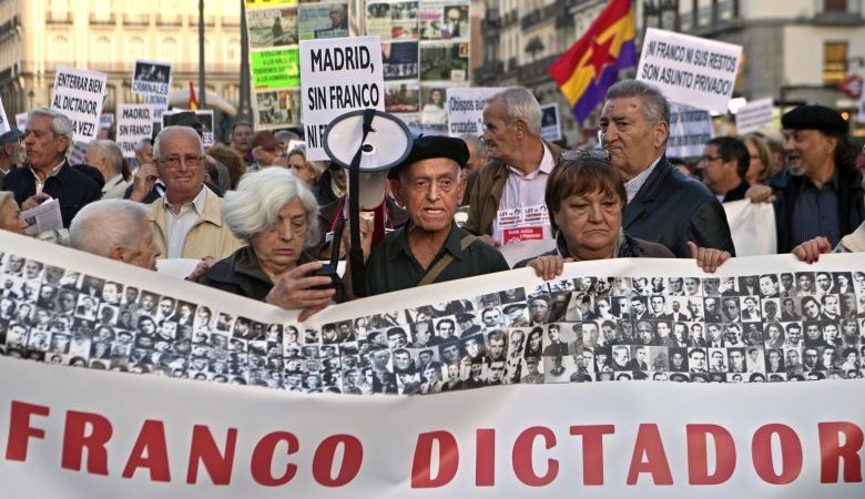 Χιλιάδες διαδηλωτές στη Μαδρίτη για τα λείψανα του Φράνκο