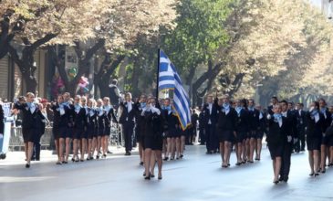 Νιάτα και υπερηφάνεια στην μαθητική παρέλαση στην Θεσσαλονίκη