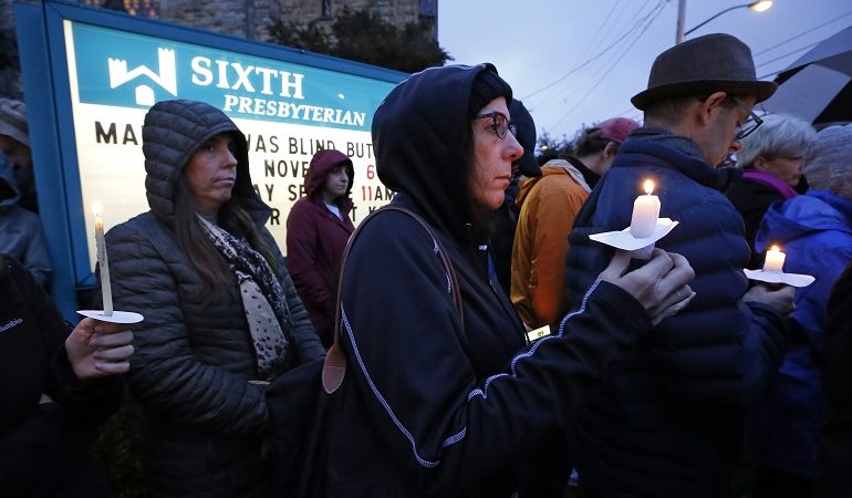 Μεσίστιες οι σημαίες στις ΗΠΑ στη μνήμη των έντεκα θυμάτων στο Πίτσμπουργκ