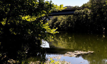 Πηνειός, το χιλιοτραγουδισμένο ποτάμι που ρέει στα στενά της Καλαμπάκας