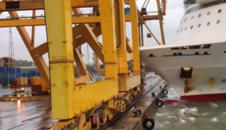 Πλοίο γκρέμισε γερανό φορτοεκφόρτωσης εμπορευμάτων στη Βαρκελώνη