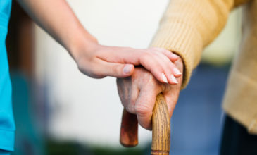 Κορονοϊός: Σταματούν οι επισκέψεις στις Μονάδες Φροντίδας Ηλικιωμένων