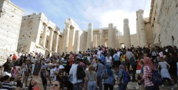 Πρόβλεψη για σχεδόν 40 εκατ. αφίξεις τουριστών στην Ελλάδα το 2028 – Οι κίνδυνοι από τον υπερτουρισμό