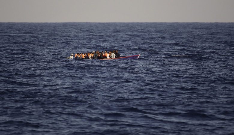 Ακυβέρνητο σκάφος με 150 μετανάστες ανοικτά της Λιβύης