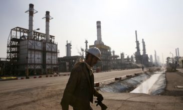 Κατά δύο δισ. δολάρια μειώθηκαν από το Μάιο τα έσοδα του Ιράν από το πετρέλαιο