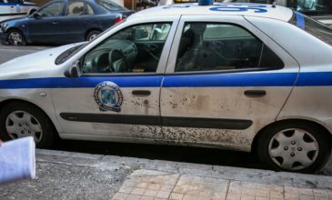 Μαρτυρία για την επίθεση στο περιπολικό: Έσπαγαν με βαριοπούλα ενώ αστυνομικός ήταν μέσα