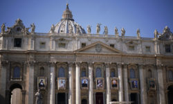 Ιταλία: Άνδρας μπήκε στο Βατικανό και πέταξε τα ρούχα του