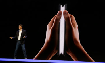Η Samsung παρουσίασε το smartphone που διπλώνει