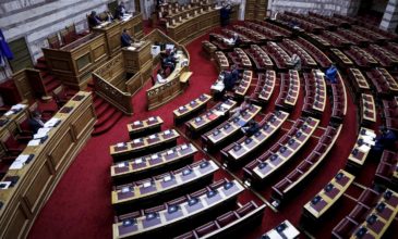 Αναδρομικά στους ένστολους: Κόντρα στη Βουλή και προαναγγελίες για 23 ακόμη ρυθμίσεις