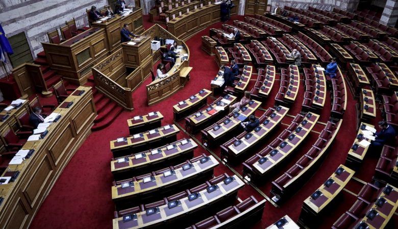 Αναδρομικά στους ένστολους: Κόντρα στη Βουλή και προαναγγελίες για 23 ακόμη ρυθμίσεις