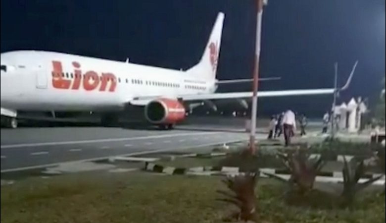 Αεροσκάφος χτυπά σε στύλο κατά την απογείωση – Σώοι οι επιβάτες