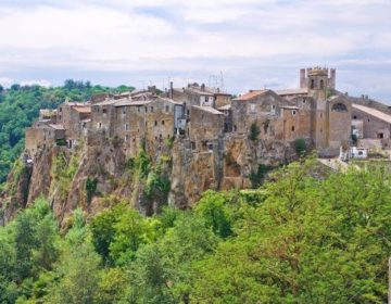 Calcata, ένα μποέμικο καταφύγιο χτισμένο σε ηφαιστειογενή λόφο στα βορειοανατολικά της Ρώμης