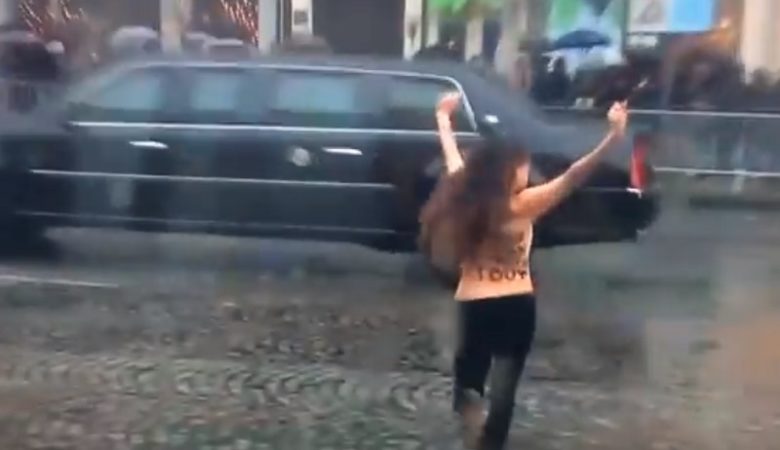 Γυμνόστηθη διαμαρτυρία κατά του Τραμπ στο Παρίσι