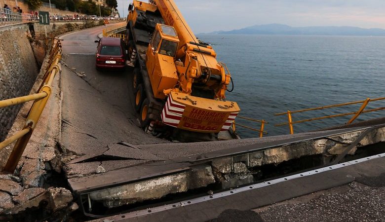Οι μηχανικοί αναζητούν γιατί κατέρρευσε η γέφυρα της Καβάλας