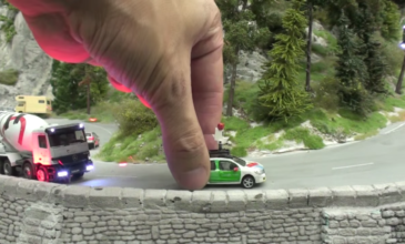 Το μικροσκοπικό Google Street View όχημα στους δρόμους του μικρότερου «μοντέλου» του πλανήτη