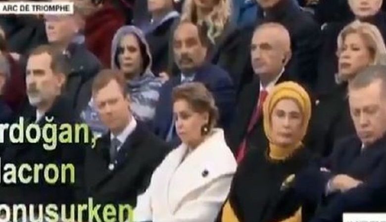 Ο Ερντογάν κοιμήθηκε ξανά δημόσια, αυτή τη φορά σε εκδήλωση