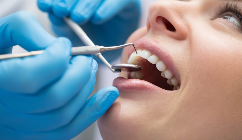 Προστατέψτε τα δόντια σας: Αυτές είναι οι 8 χειρότερες τροφές για την υγεία τους