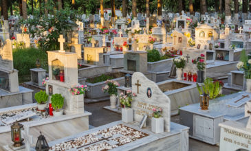 Γέμισε το νεκροταφείο στις Γούρνες Κρήτης: Περιμένουν να γίνουν εκταφές για να θάψουν τους δικούς τους