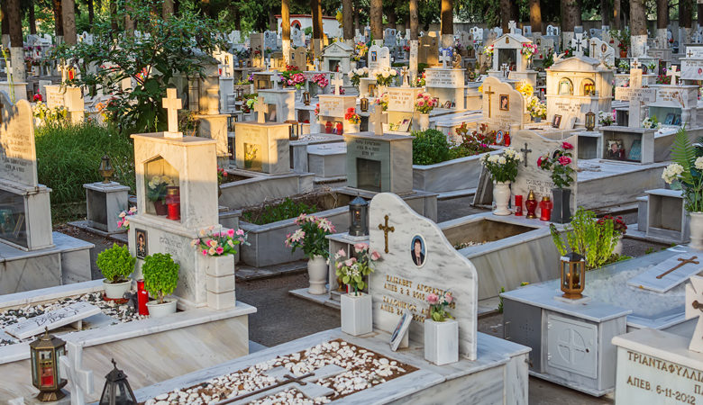 Γέμισαν τα νεκροταφεία στα Τρίκαλα – Η περιπέτεια συγγενών νεκρού