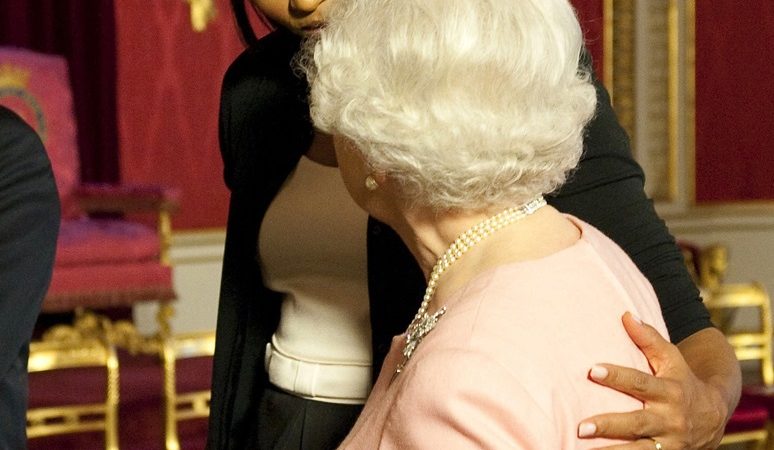 Η Μισέλ Ομπάμα αγκάλιασε τη βασίλισσα Ελισάβετ ενώ απαγορεύεται