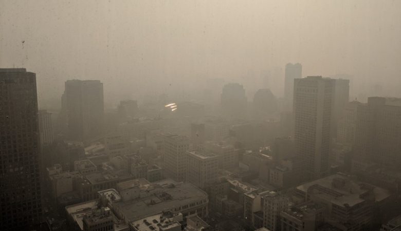 Μαύρισε ο ουρανός στο Σαν Φρανσίσκο από τους καπνούς της πυρκαγιάς