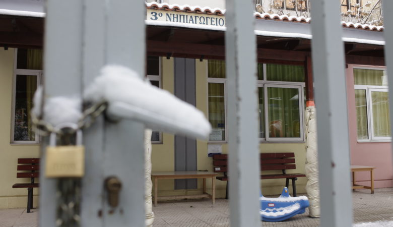 Κλειστά τα σχολεία σε Γρεβενά, Κοζάνη και Φλώρινα λόγω χιονιού