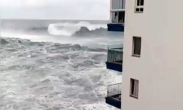 Τεράστια κύματα «καταπίνουν» σπίτια στην Τενερίφη