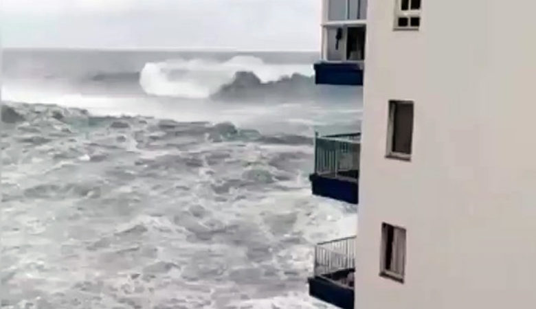 Τεράστια κύματα «καταπίνουν» σπίτια στην Τενερίφη