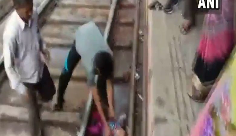 Σοκαριστικό βίντεο με τρένο που περνάει πάνω ένα κοριτσάκι