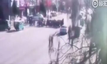 Η στιγμή που αυτοκίνητο πέφτει πάνω σε μαθητές στην Κίνα