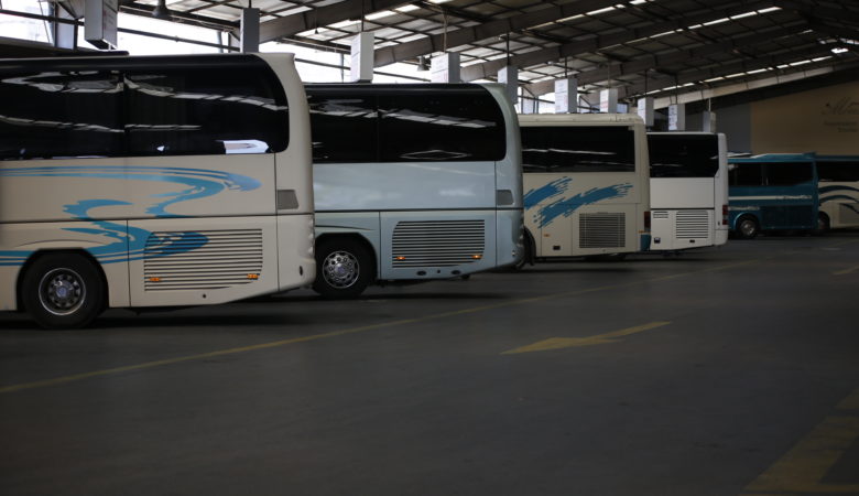 Οδηγός του ΚΤΕΛ παράτησε τους επιβάτες στο λεωφορείο και την κοπάνησε