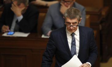 Επίθεση με αυγά στον πρωθυπουργό της Τσεχίας