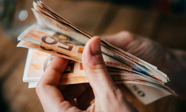 ΔΥΠΑ: Σήμερα η καταβολή του μπόνους των 300 ευρώ σε μακροχρόνια ανέργους – Οι δικαιούχοι
