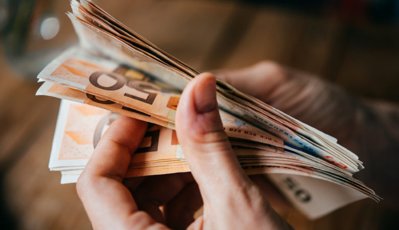 ΔΥΠΑ: Σήμερα η καταβολή του μπόνους των 300 ευρώ σε μακροχρόνια ανέργους – Οι δικαιούχοι