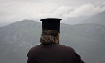 Ιερέας στην Κάλυμνο: θέλω να κοινωνήσω ασθενείς με κορονοϊό