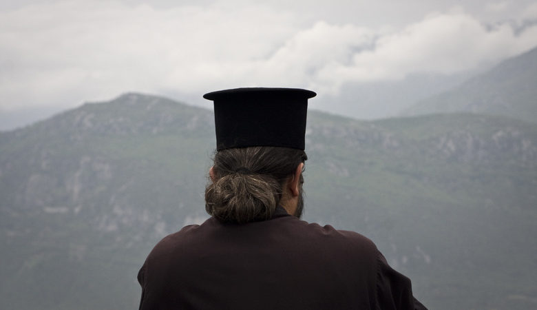 Σάλος με ιερέα στην Κρήτη: Η διπλή ζωή που αποκαλύφθηκε