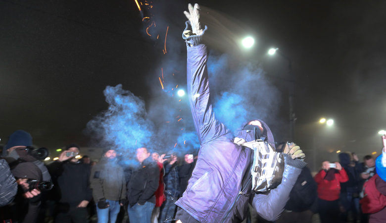 Ουκρανοί εθνικιστές «πολιορκούν» ρωσικά προξενεία σε Κίεβο και Λβιβ
